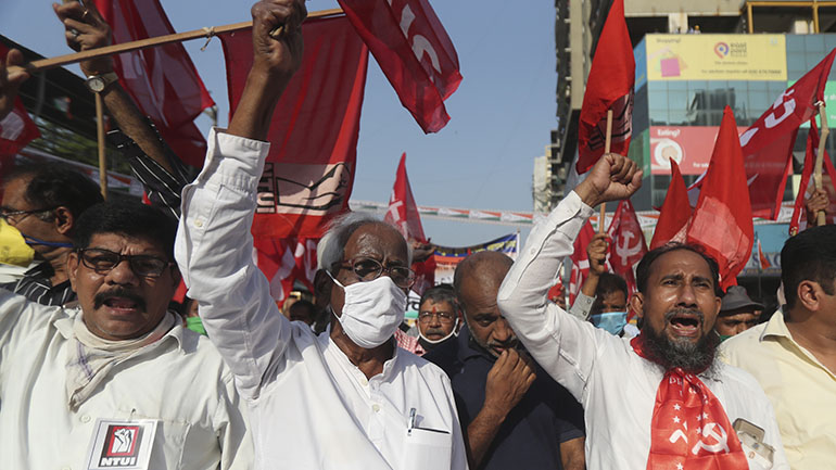 Ινδία: Οι αγρότες διαδηλώνουν απαιτώντας την ανάκληση μεταρρυθμίσεων